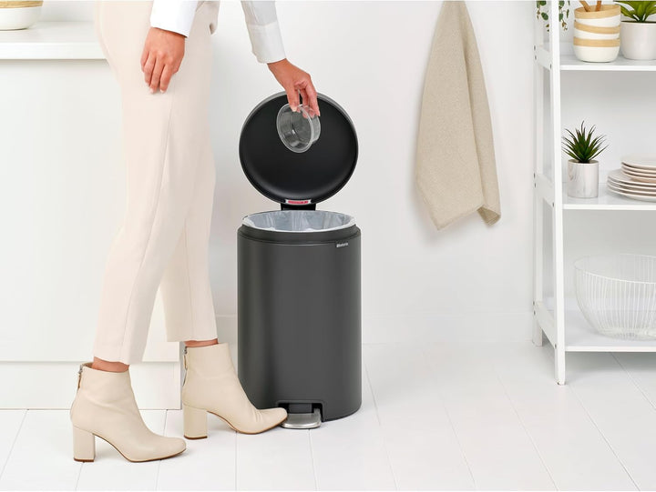 Brabantia 114182 newIcon Treteimer 20 L Sense of Luxury, Edelstahl, Mineral Infinite grau, 29.0 x 32