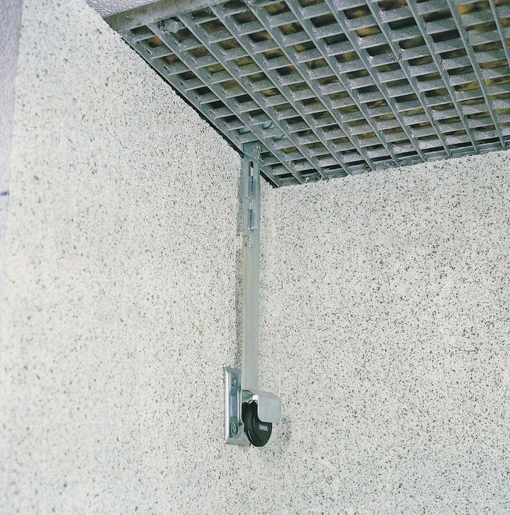 ABUS Gitterrostsicherung GS60 - Schutz für Kellergitter - mit Zugstab und grossen Halteplatten - ABU