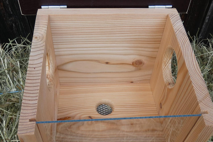 Eichhörnchen Futterhaus aus hochwertigem Lärchenholz, deutsches Qualitätsprodukt, von Hand gefertigt