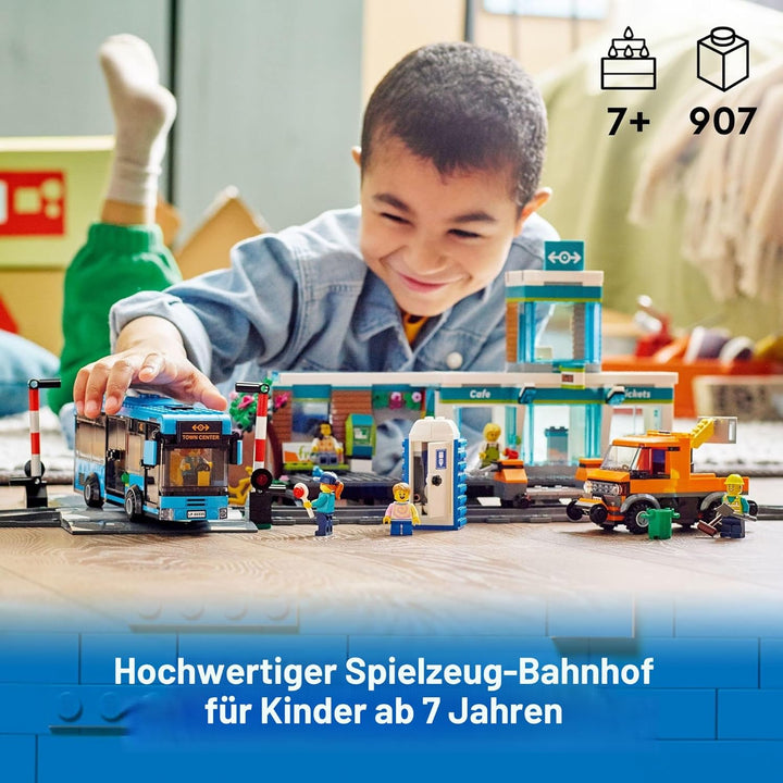 Lego 60335 City Der Bahnhof: Stadtabenteuer mit Bus, Hubwagen, 6 Minifiguren, Strassenschilder, komp