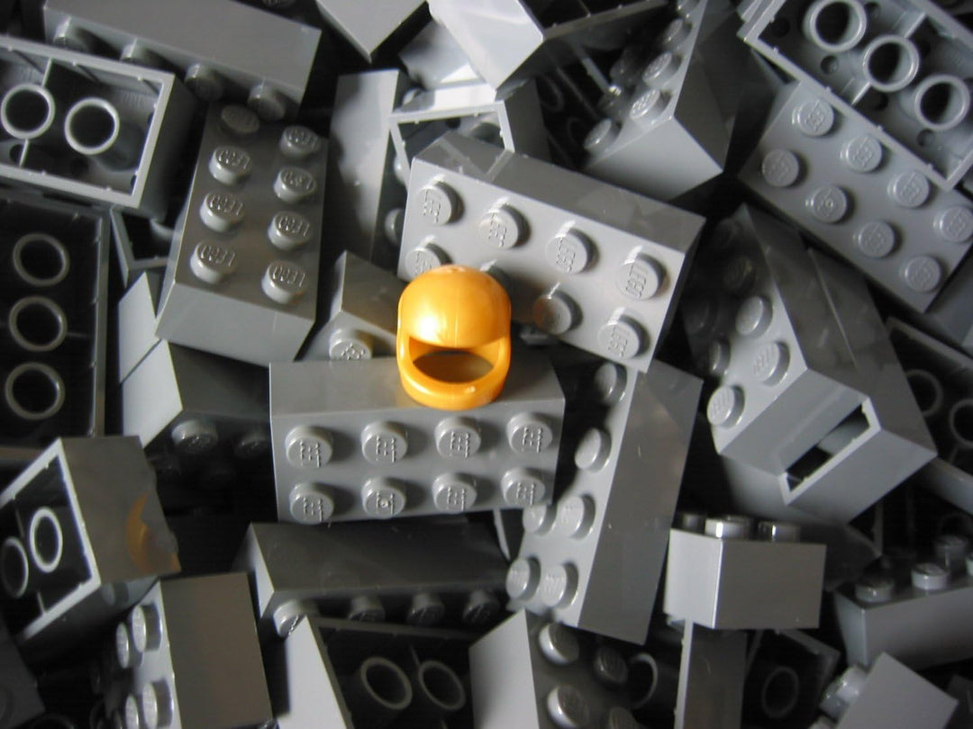 LEGO CITY - 50 Steine im neuen dunkelgrau mit 2x4 Noppen plus 1 seltener Helm in gold