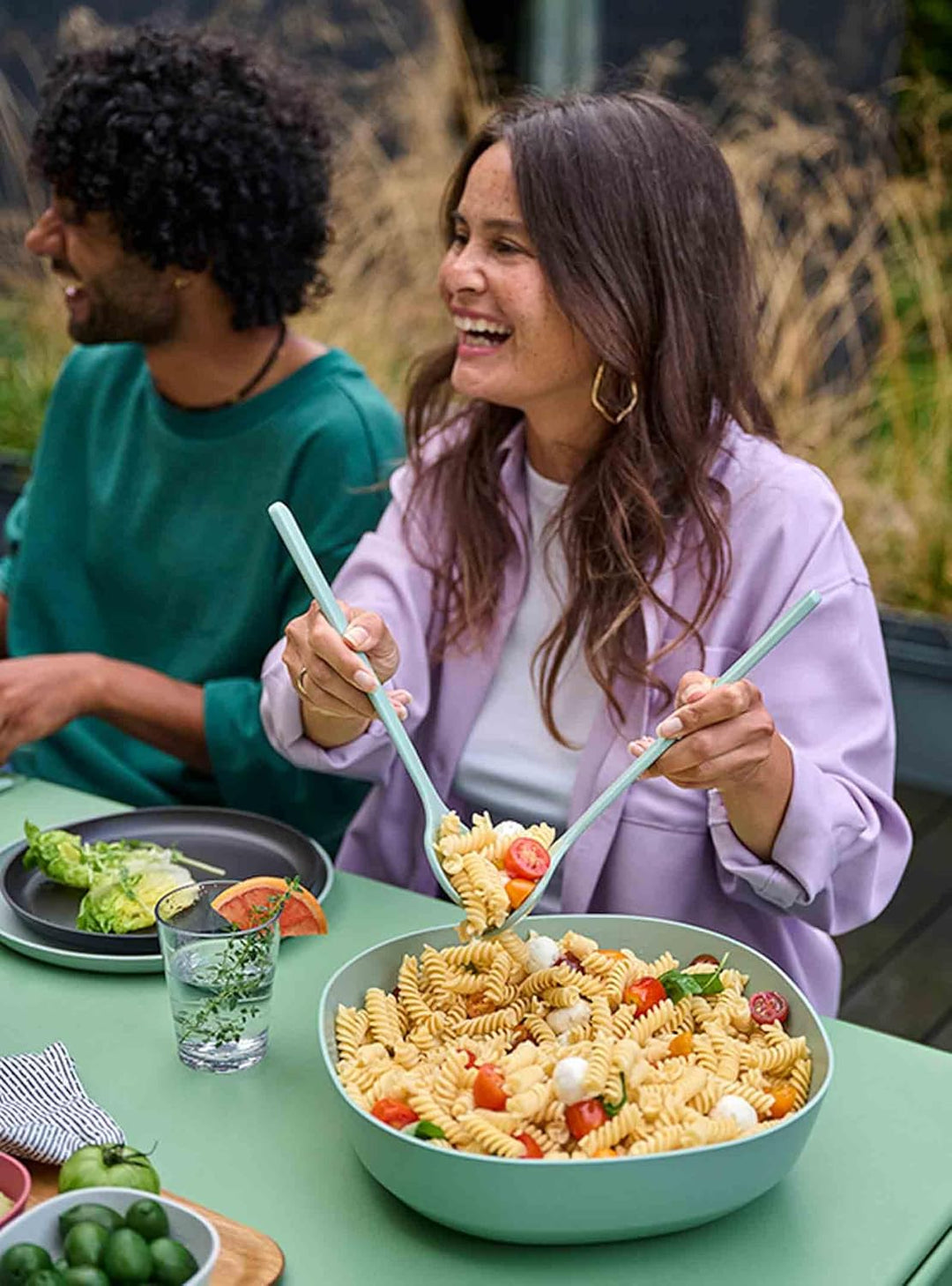 Mepal – Salat-Set Silueta – Servierschale mit Deckel (5000 ml) mit Salatbesteck (28,5 cm) – Outdoor-