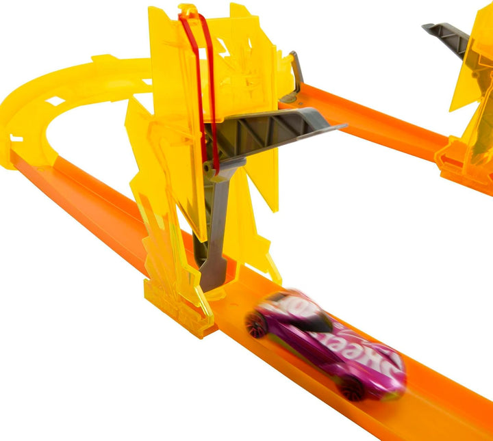 Hot Wheels Trackset mit 1 Hot Wheels Auto, 12 Track-Beschleunigungselementen, stapelbarer Spielzeuga