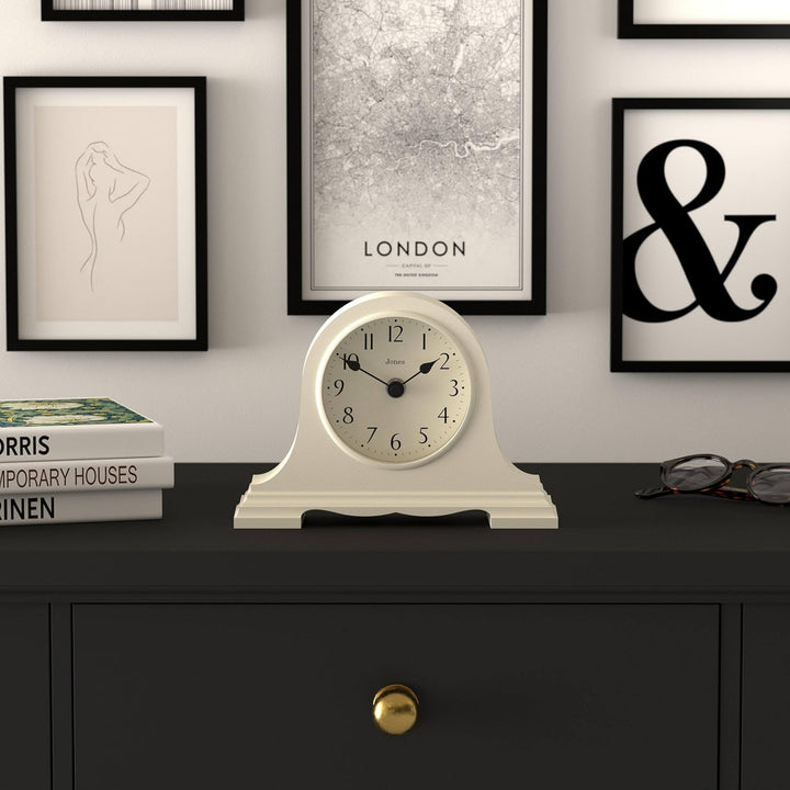 JONES CLOCKS® Speakeasy Tischuhr | Klassisches Napoleon Hut Desig | Hellcreme | Zeitgenössischer kla