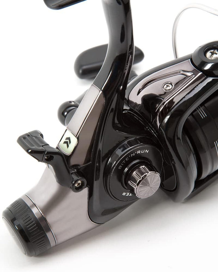 Daiwa - Black Widow Baitrunner/Freespool Rollen Grössen 3500A/4000A/4500A/5000A Karpfen Hecht Lachs