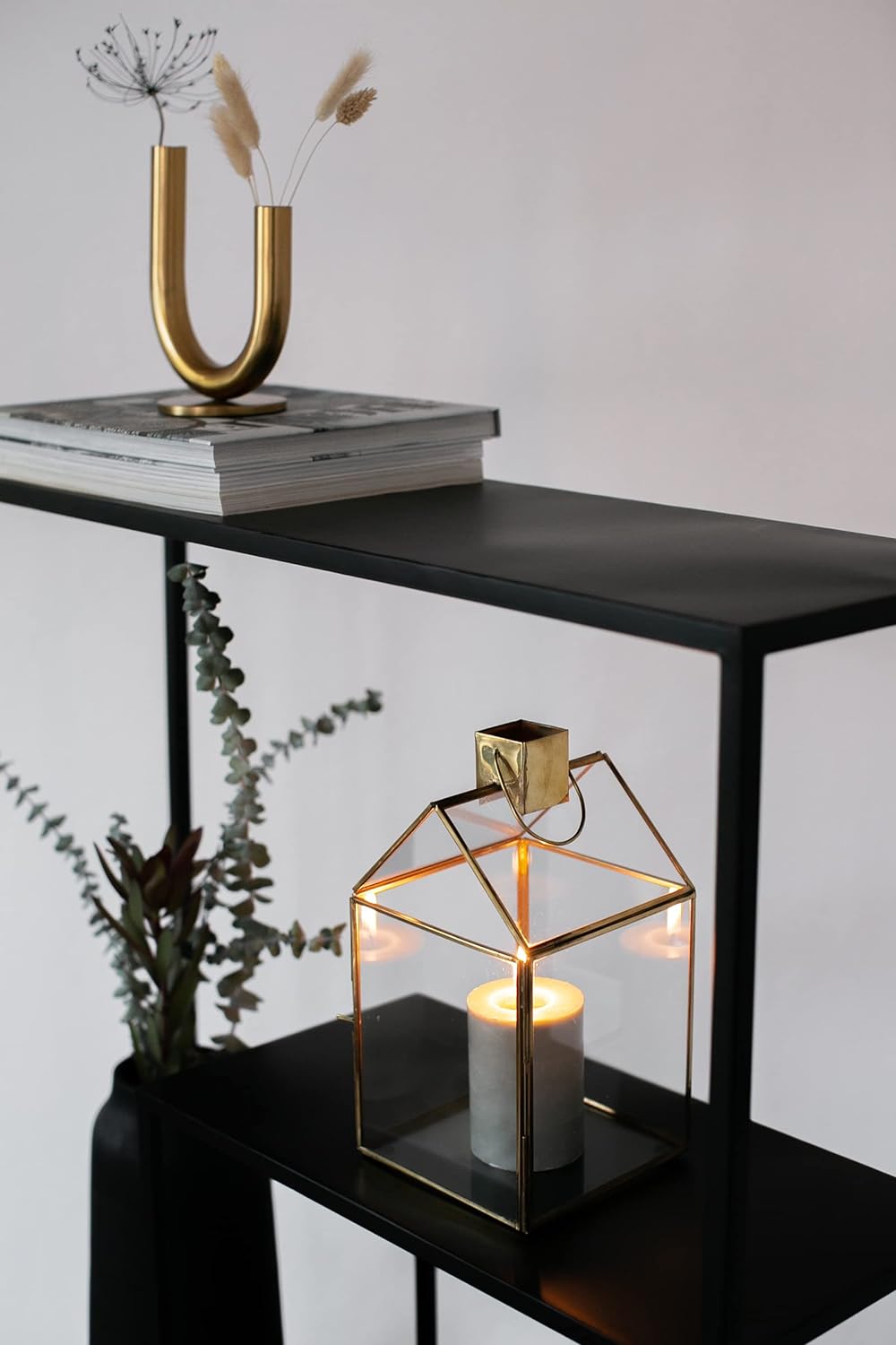 LaLe Living Vase Ajala in Gold U-förmig asymmetrische mit doppelseitiger Öffnung, 18 x 15 cm aus Eis