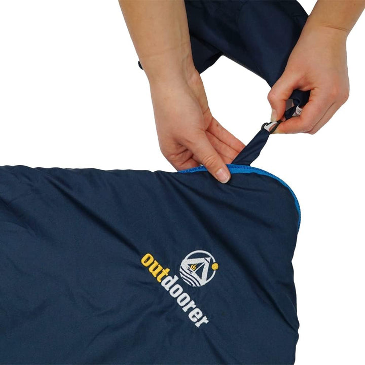 Leichter Deckenschlafsack Trek Comfort von outdoorer mit 880g – Reise Schlafsack Erwachsene in Blau,