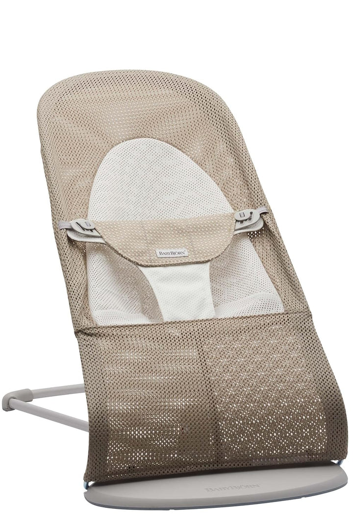 BabyBjörn Babywippe Balance Soft, Hellgrauer Rahmen, Netzstoff, Grau-Beige/Weiss Netzstoff Grau-Beig