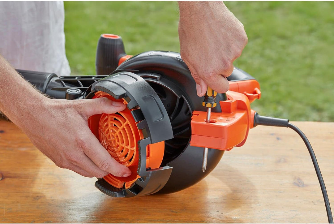 Black+Decker 3-in-1 Elektro-Laubsauger / Laubbläser BEBLV301 (3.000 Watt, mit Häcksler + aufsteckbar