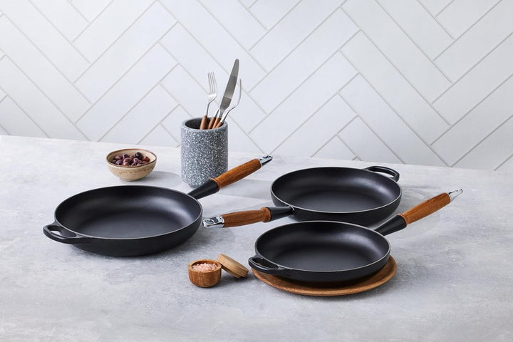 LE CREUSET Signature gusseiserne Bratpfanne mit Holzgriff 28 cm Schwarz matt, 20258280000422 Schwarz