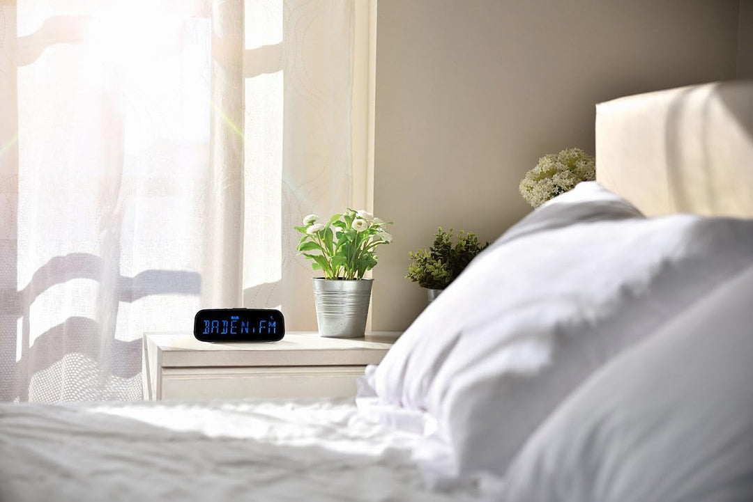 auvisio FM-Radiowecker: 2er-Set DAB+-Radiowecker, VA-Display, BT, 2 Weckzeiten, USB-Ladeport (für Sc