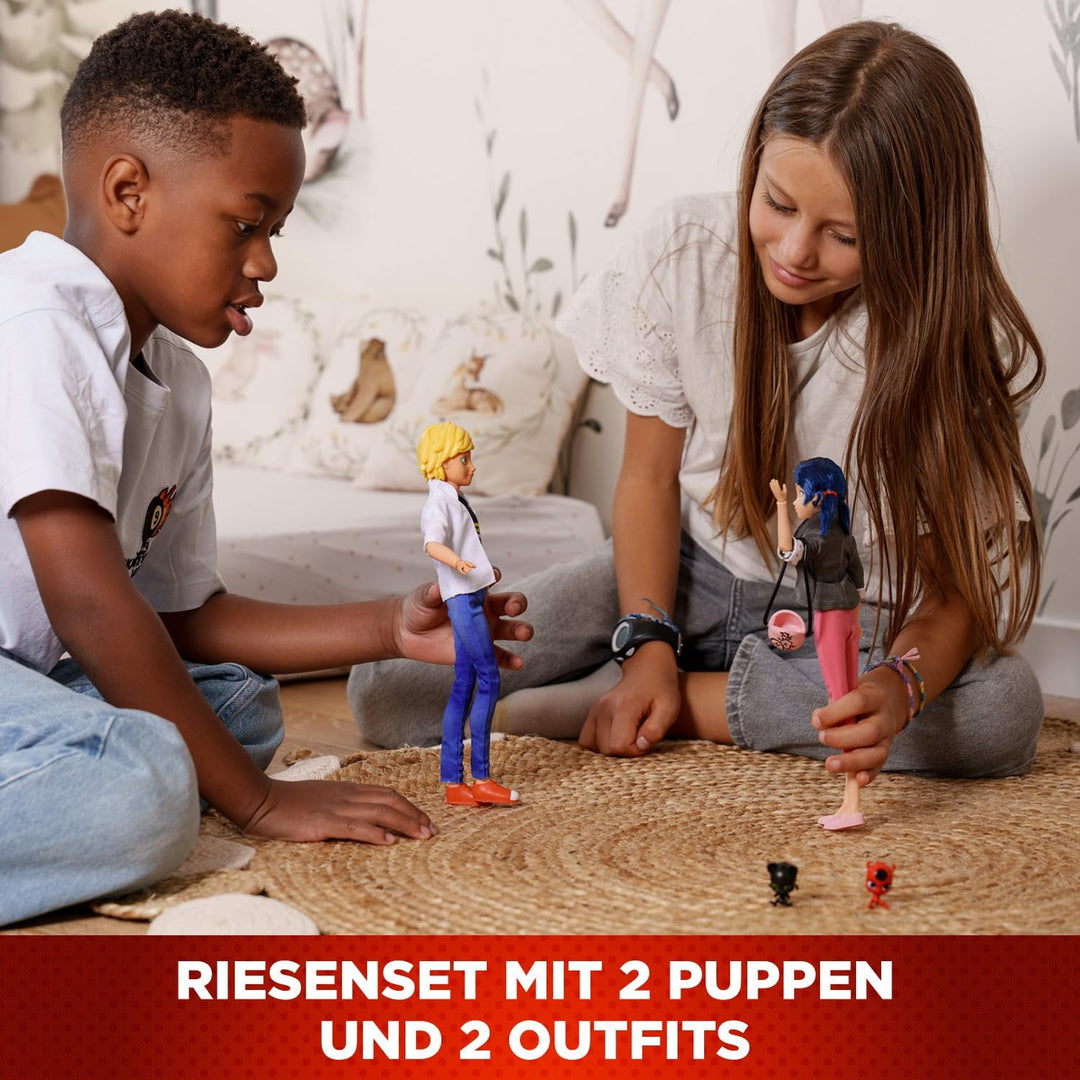 BANDAI – Miraculous – 2er-Pack Marinette und Adrien Puppen mit 2 Outfits (Ladybug & Cat Noir), Zubeh