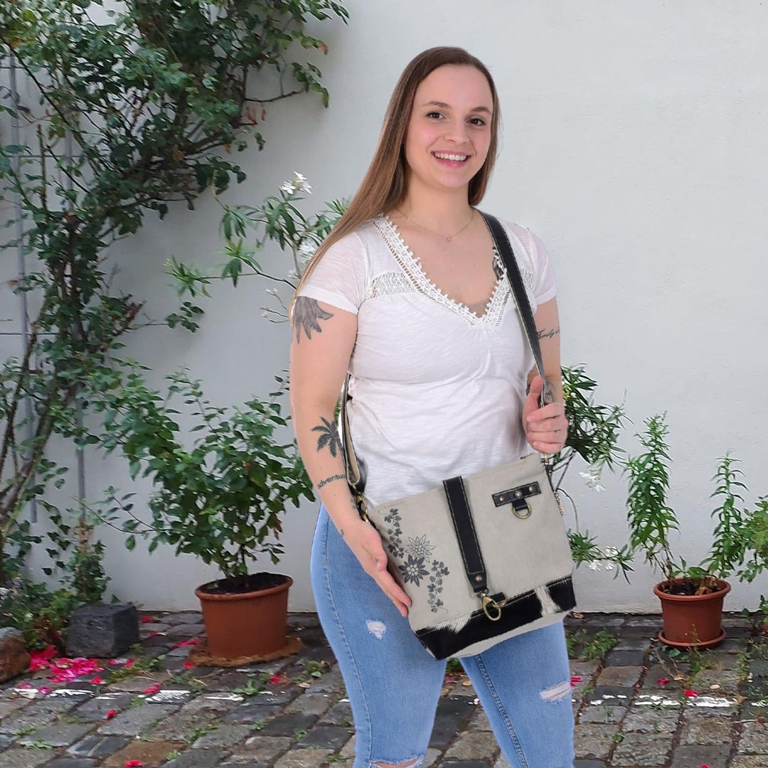 Domelo Damen Trachtentasche. Umhängetasche mit Edelweiss & Hopfenzweig Aufdruck. Graue Crossover Bag