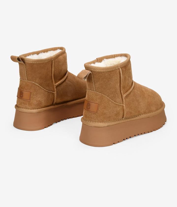 BOSANOVA Stiefeletten im australischen Stil aus Spaltleder mit mittlerem Schaft von 12 cm, Logo-Deta