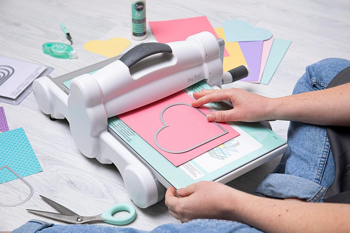 Sizzix Big Shot Plus A4 Manuelle Stanz- und Prägemaschine 660020, 21 cm Öffnung, 40.5 x 24 x 47.5 cm