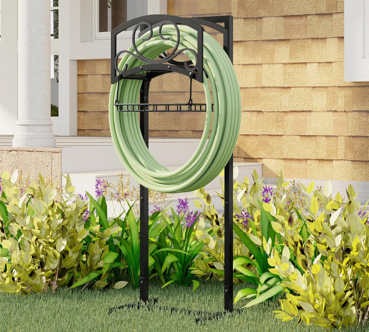 Kingson freistehender Gartenschlauchhalter mit Aufbewahrungskorb, strapazierfähiger, schwarzer pulve