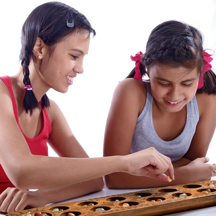 Yellow Mountain Imports Mancala-Set mit 44 Zentimeter Massivholzbrett und Quarzkiesel-Spielsteinen –