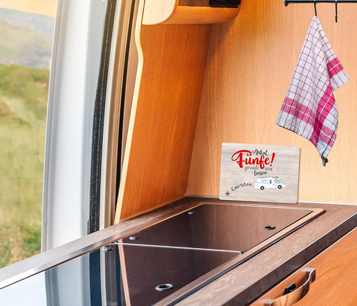 Personalisiertes Vesperbrett für Camper. Camping Frühstücksbrett mit Wohnmobil und Spruch.