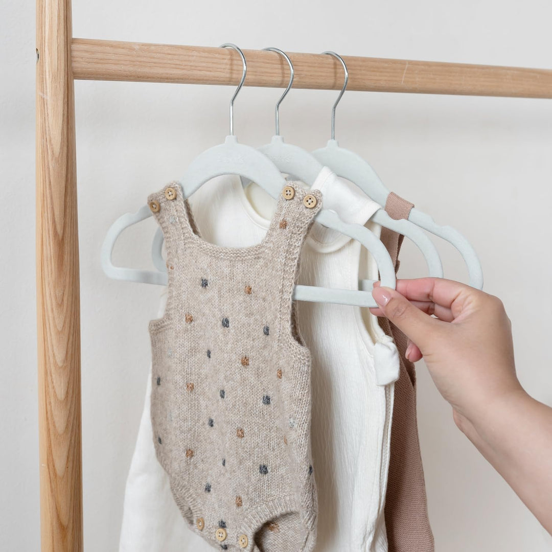 3 Sprouts - Kinder Kleiderbügel aus Samt – rutschfeste Kleiderbügel für Baby & Kleinkinderkleidung -