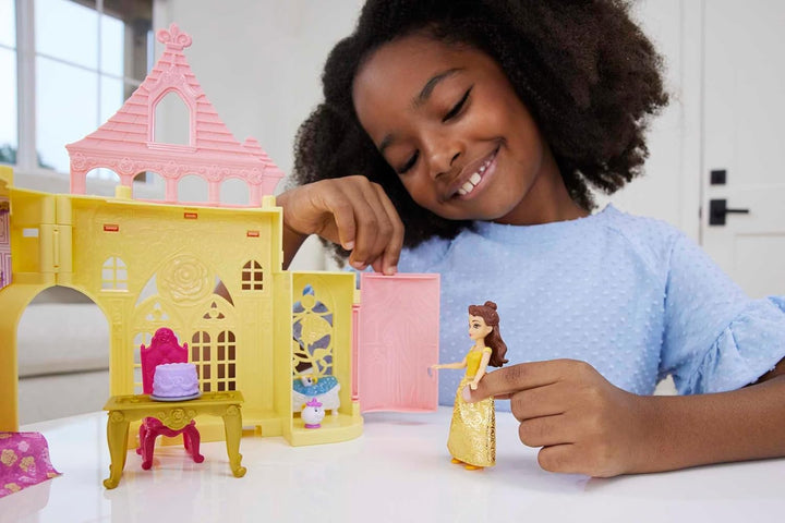 Mattel Disney Prinzessin-Spielzeug, Belles Stapelschloss Puppenhaus-Spielset mit kleiner Puppe und 9