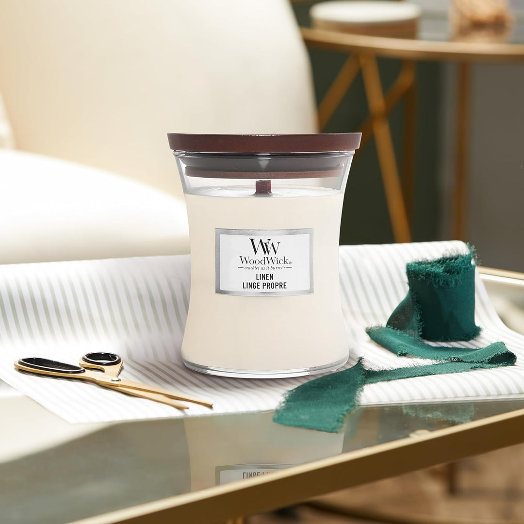 Millefiori Mittelgrosse WoodWick Trilogy-Duftkerze im Sanduhrglas mit Pluswick-Innovation, Warm Wood