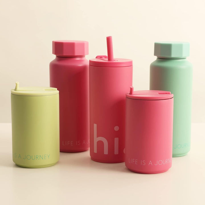 Design Letters Kaffeebecher 500 ml | Becher mit Deckel und Strohhalm | Reisebecher BPA/BPS-frei | Ka