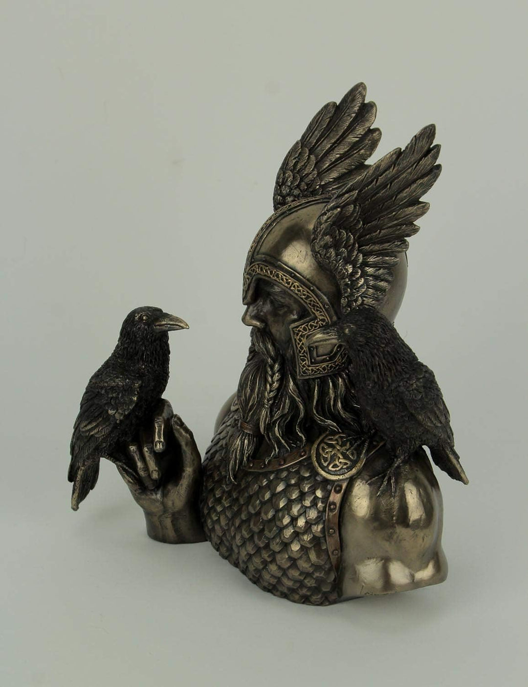 Veronese Design Nordischer Gott Odin in geflügeltem Helm mit Raben Statue