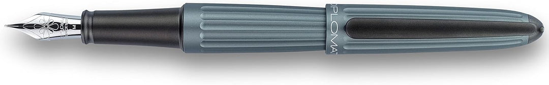 DIPLOMAT - Geschenkset Füllfederhalter Aero Stripes - Grau - 1 Füllhalter + 1 Tintenfass + 1 Lederet
