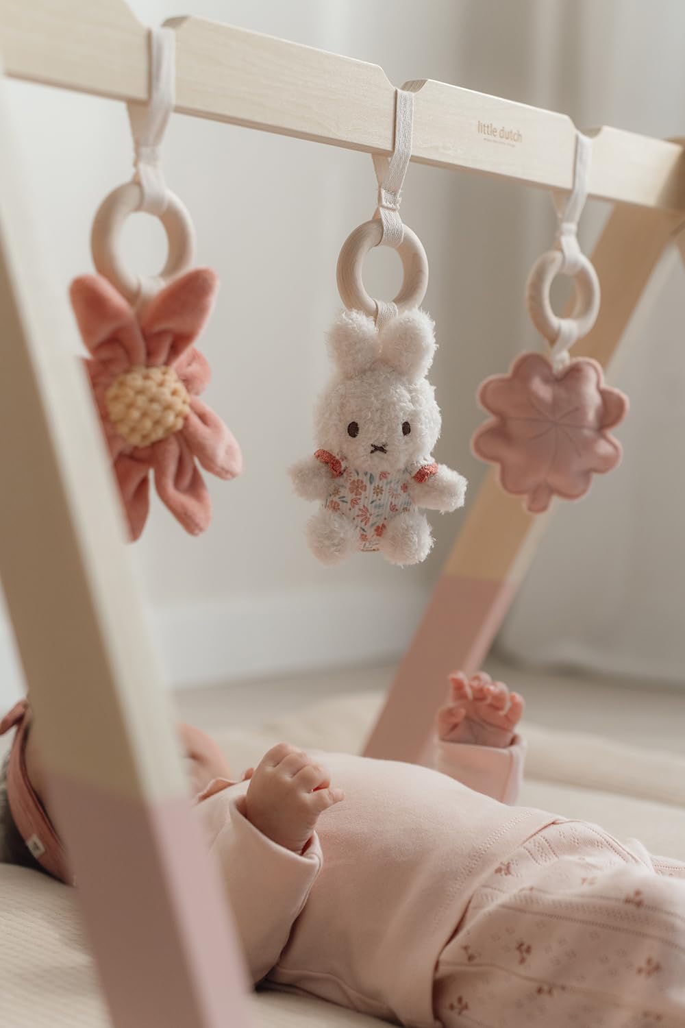 nijntje miffy x Little Dutch Baby Gym Spieltrapez Spielbogen Holz inkl. Anhänger Hase Miffy rosa - L