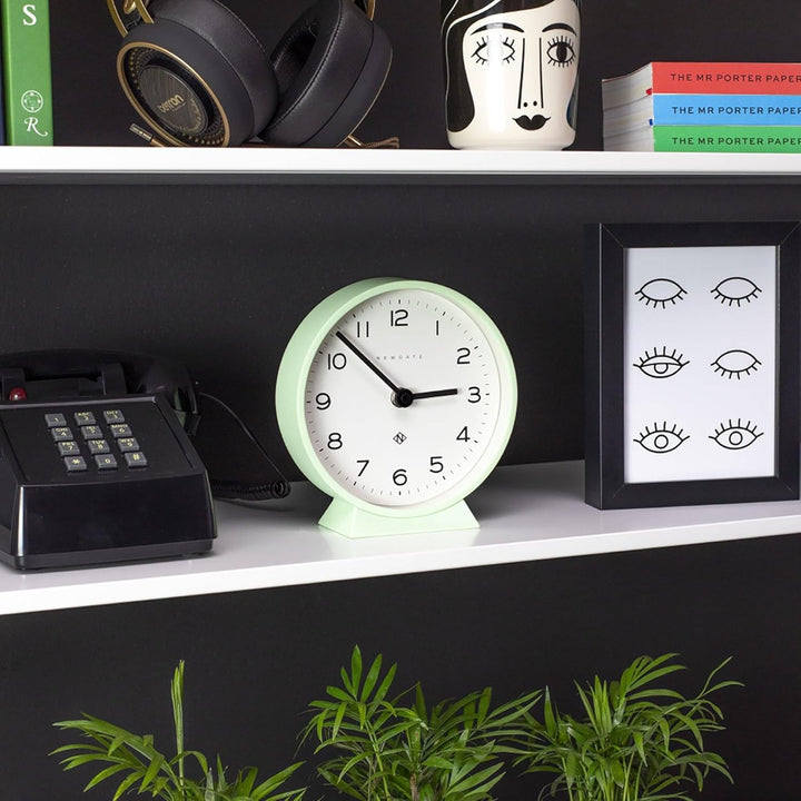 NEWGATE® M Mantel Echo schreibtischuhr | Modernes rundes Design | Neo mintgrün | Leicht lesbare Zahl