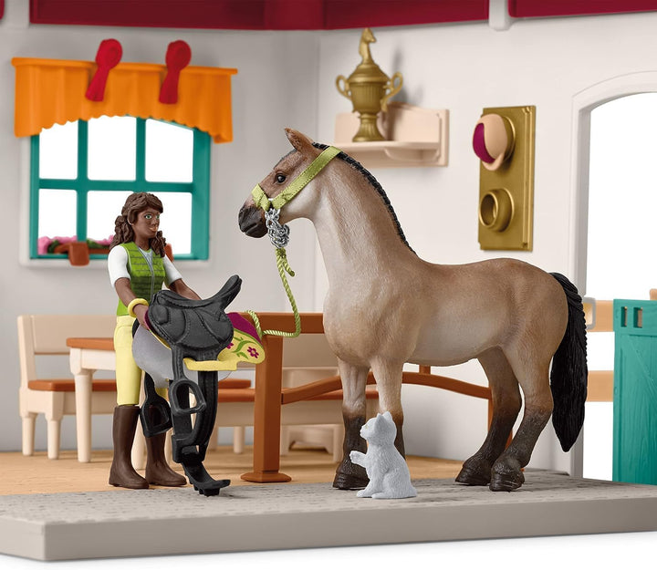 schleich 42591 HORSE CLUB Sattelkammer, 85 Teile Spielset mit schleich Pferde Figur, vollbeweglicher