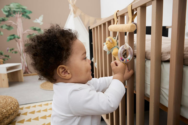Sterntaler Spielzeug Löwe Leo zum Aufhängen – Baby Rassel mit Spiegelfolie & Rasselring – Klettbefes