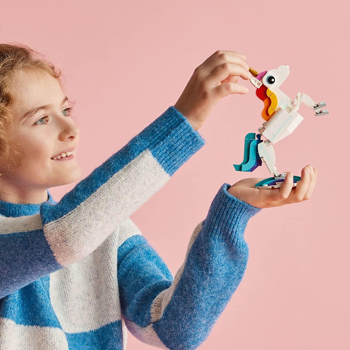 LEGO Creator 3 in 1 Magisches Einhorn Spielzeug, Verwandelt von Einhorn zu Seepferdchen zu Pfau, Reg