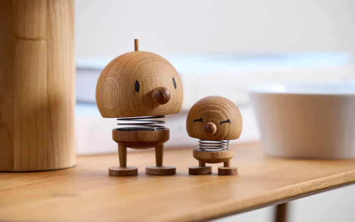 Hoptimist - Skandinavisches Design - Medium Bumble aus Holz - Höhe 10,5 cm, Durchm. 7,5 cm - Oak M O