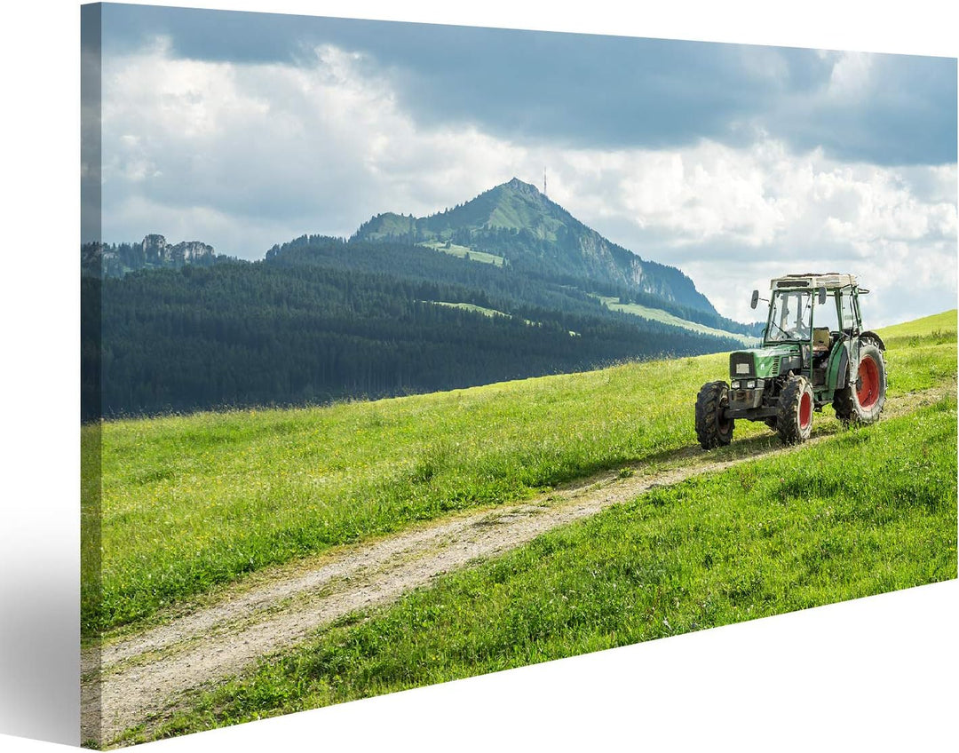 Bild Bilder auf Leinwand Alter Traktor auf der Wiese Schöner Bergblick in den Alpen Wandbild Poster