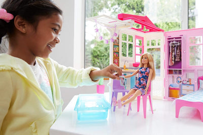 Barbie FXG55 - Ferienhaus mit Puppe, Möbeln und Pool, portables Puppenhaus ca. 46 cm hoch mit Trageg