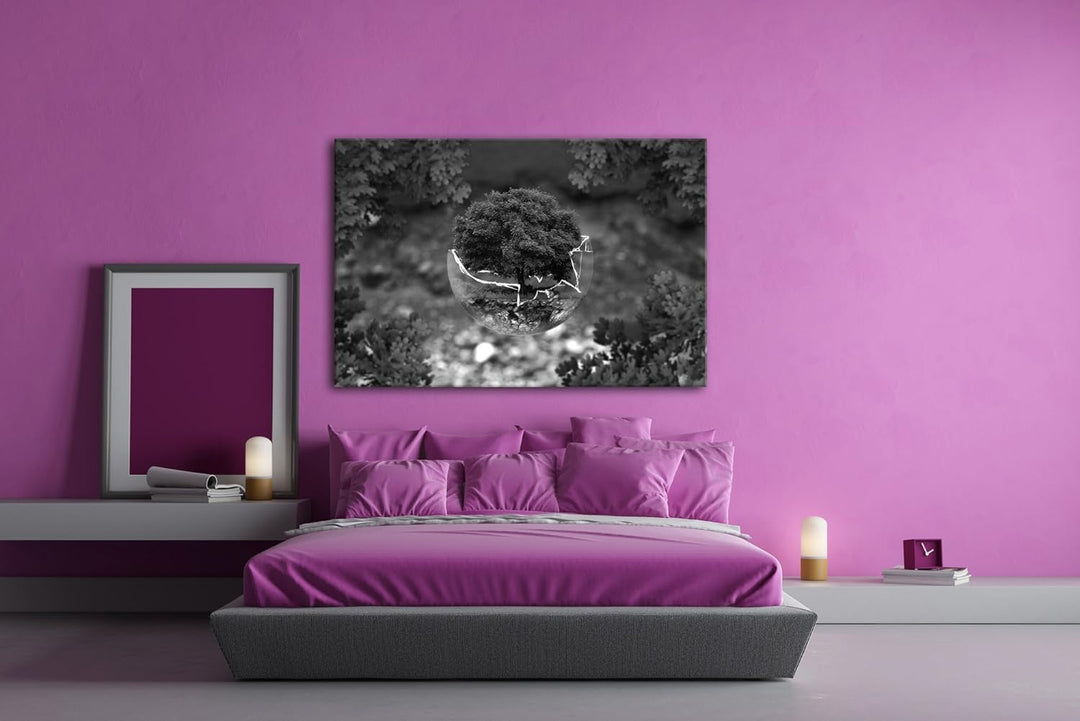 deyoli zerbrochene Glaskugel mit einem Baum Effekt: Schwarz/Weiss Format: 100x70 als Leinwandbild, M