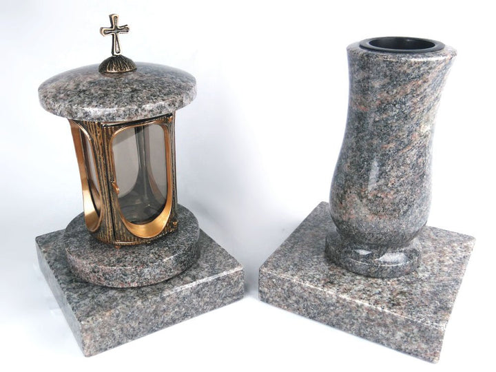 designgrab Runde Grablampe (messingfarben) mit Kreuz & Vase im Set mit 2 Granitsockeln 20×20×5 cm –