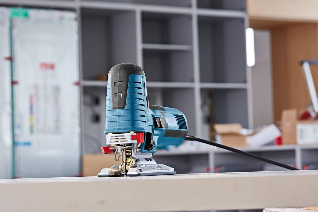 Bosch Professional Stichsäge GST 160 CE (inkl. 3x Sägeblätter für Holz, Absaugadapter, Abdeckhaube,