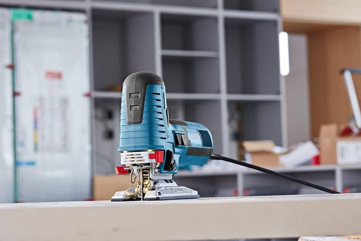 Bosch Professional Stichsäge GST 160 CE (inkl. 3x Sägeblätter für Holz, Absaugadapter, Abdeckhaube,