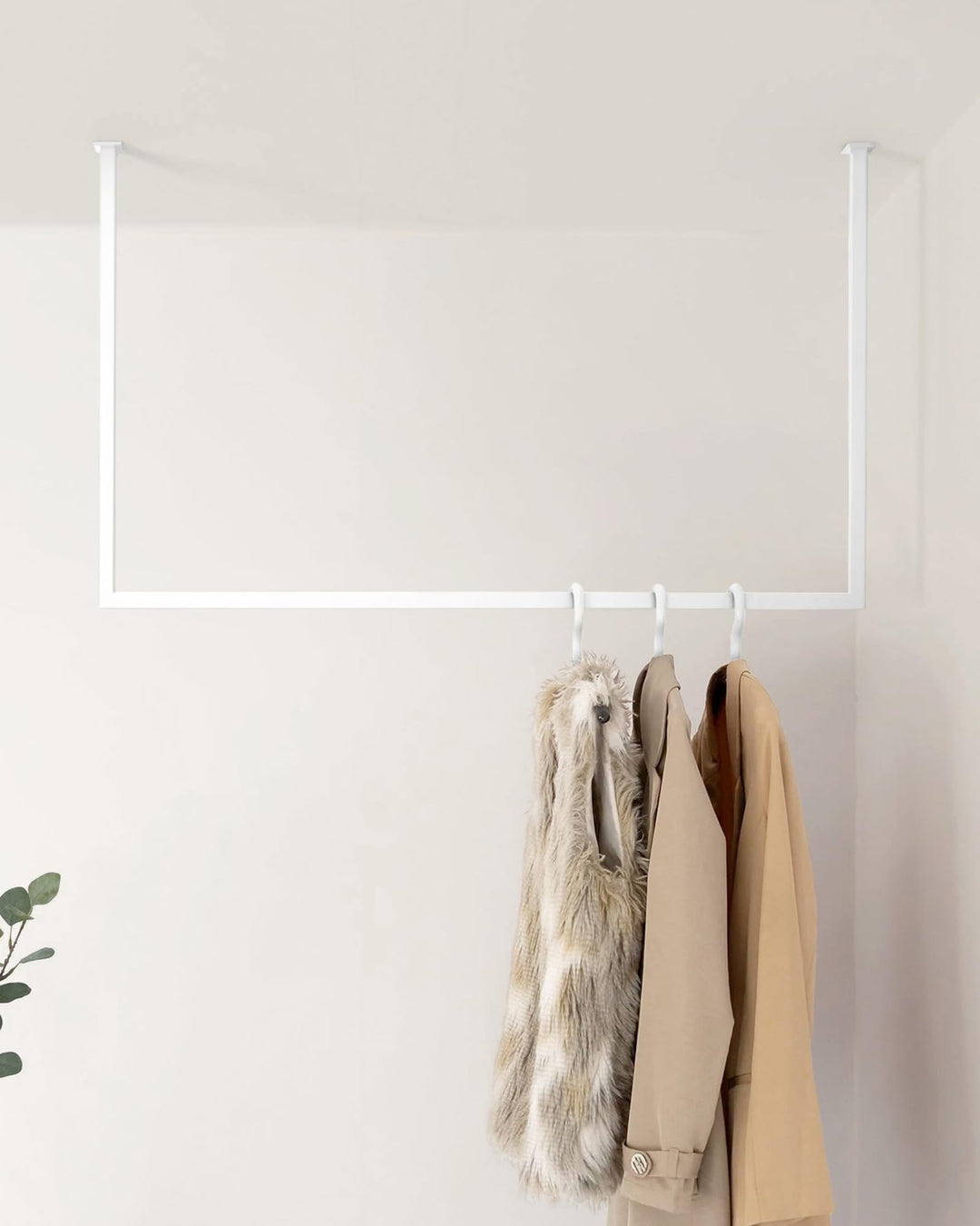 Metallbude Kleiderstange RUBI Weiss - Eckige Garderobe mit Deckenmontage - Decken Kleiderstange - Kr