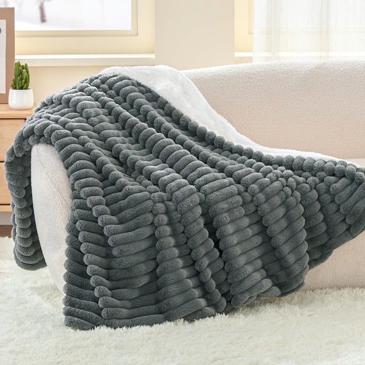 BEDELITE Kuscheldecke Flauschig Decke 150x200 - Dicke XL Sherpa Decken Grau für Couch, warme Cord Ku