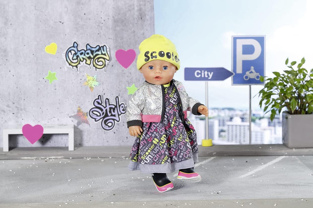 BABY born Deluxe Scooter Outfit, buntes Puppenkleid mit Jacke, Mütze und Stiefeln für 43 cm Puppen,