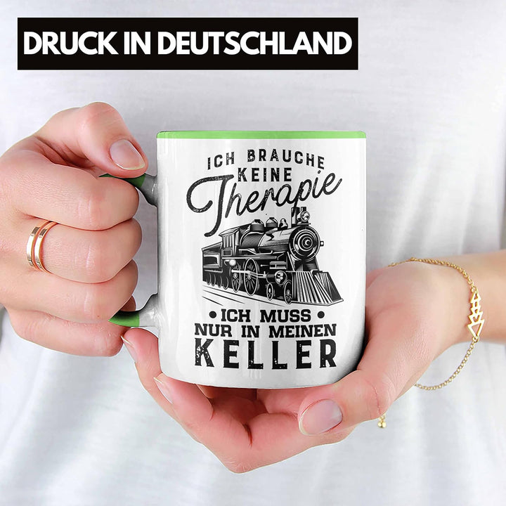 Trendation - Modelleisenbahn Tasse Geschenk für Eisenbahner Spruch Ich Muss In Meinen Keller (Grün),