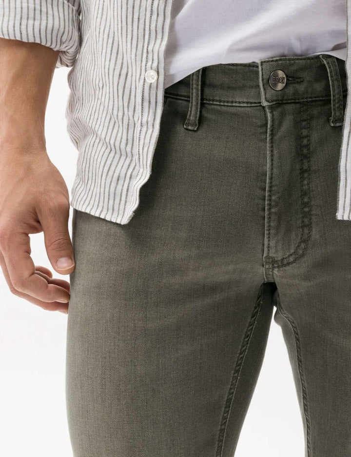 BRAX Herren Style Chuck Hi-Flex: Hochelastische Five-Pocket Jeans 31W / 32L Seaweed, 31W / 32L Seawe