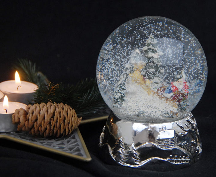 Nostalgie Schneekugel Weihnachtsmann im Schlitten im Winterwald * auf Silber Sockel mit Landschaft *