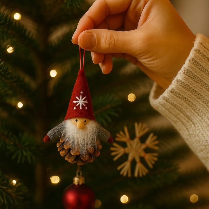 MIJOMA 12er Set Weihnachtswichtel – Handgemachter Baumschmuck aus Holz & Stoff – Deko-Wichtel für Ta