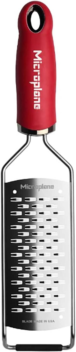 Microplane 2-Wege-Schneide Küchenreibe für Hartkäse, Apfel, Karotte, Zucchini und Schokolade in Rot