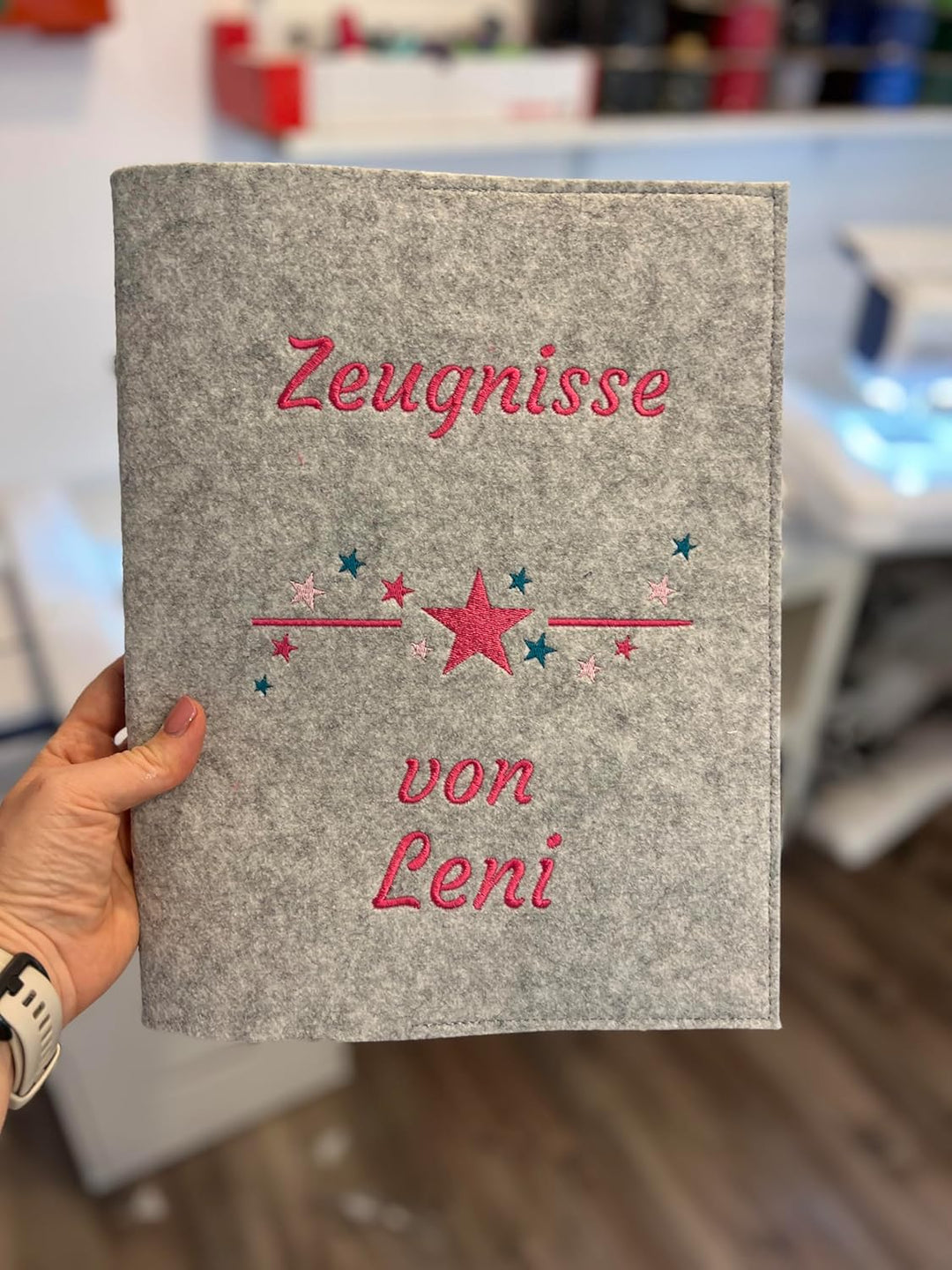 Generisch Personalisierte Zeugnismappe A4 aus Filz | Sternchen| hochwertig Bestickt | Schulkind | Ge