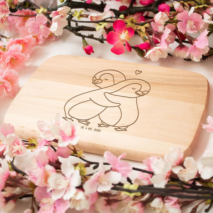 Mr. & Mrs. Panda Holzbrett Pinguine Kuscheln - Geschenk, Valentinstag, Frühstücksbrett, Hochzeitstag